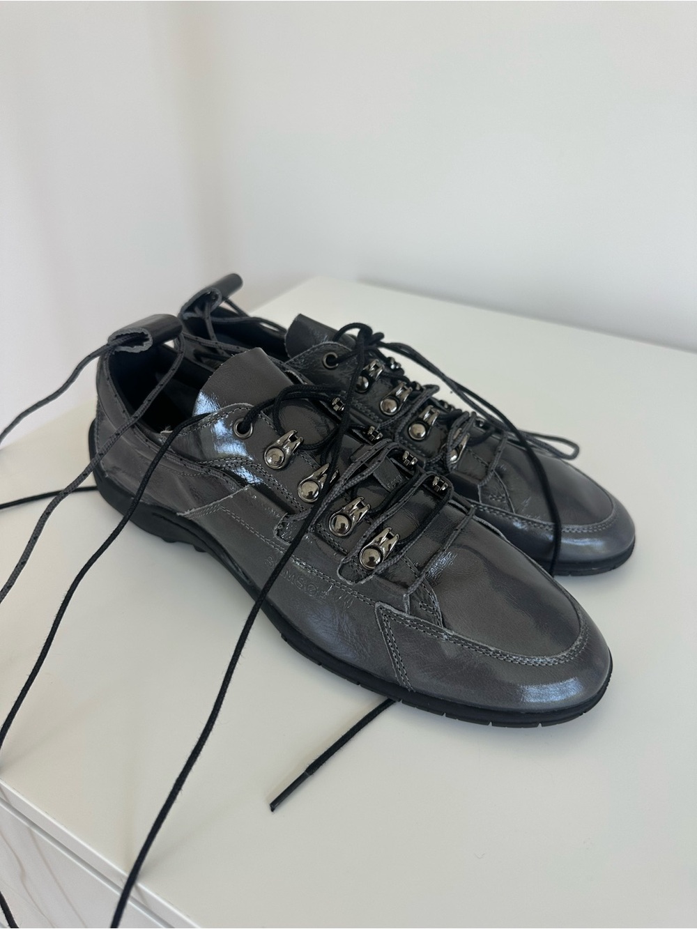 SAMSOE Men's Metallic Gray Low-Top Lace-Up Sneakers